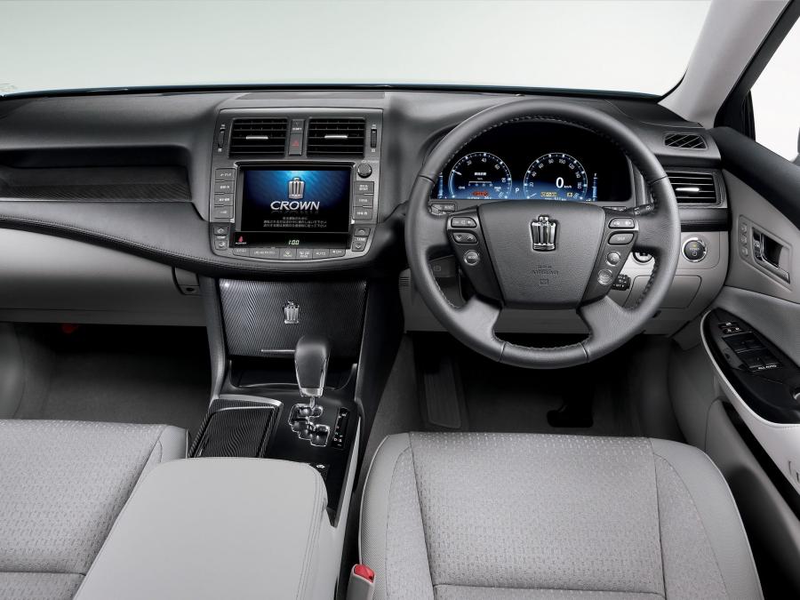 Торпедо Toyota Crown Hybrid 2008 года  (фото 2 из 13)